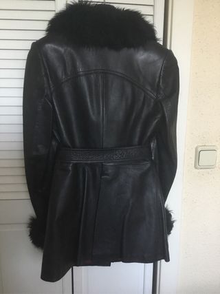 Chaquetón de cuero negro de gran calidad, con pelo