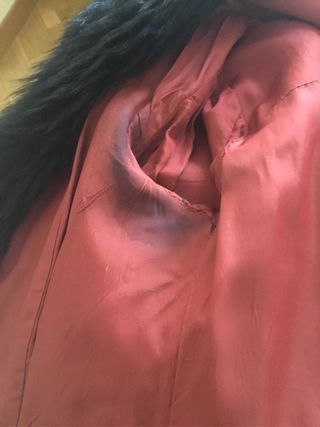 Chaquetón de cuero negro de gran calidad, con pelo