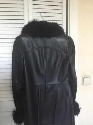 Chaquetón de cuero negro de gran calidad, con pelo