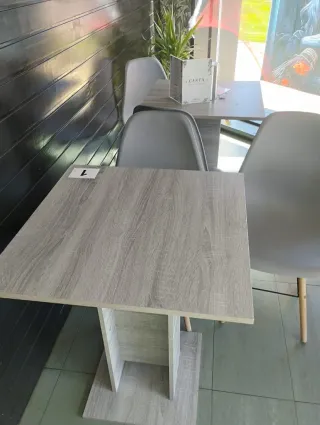 Mesas de bar con sillas  grises y marrones