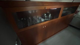 URGE-Aparador madera con vitrinas