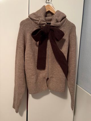 Chaqueta de punto beige con lazo marrón