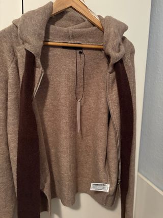 Chaqueta de punto beige con lazo marrón