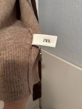 Chaqueta de punto beige con lazo marrón