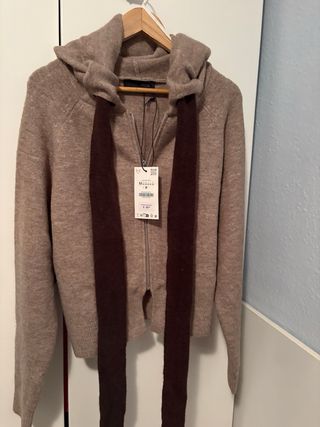 Chaqueta de punto beige con lazo marrón