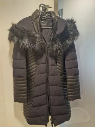 Abrigo Guess Negro con Capucha y Pelo