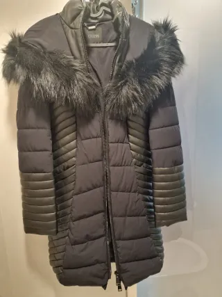 Abrigo Guess Negro con Capucha y Pelo