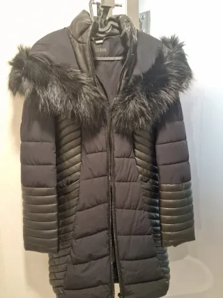 Abrigo Guess Negro con Capucha y Pelo