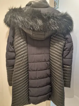 Abrigo Guess Negro con Capucha y Pelo