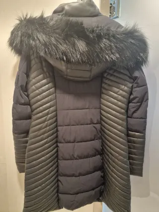 Abrigo Guess Negro con Capucha y Pelo