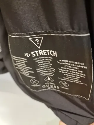 Abrigo Guess Negro con Capucha y Pelo