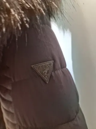 Abrigo Guess Negro con Capucha y Pelo