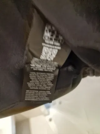 Abrigo Guess Negro con Capucha y Pelo