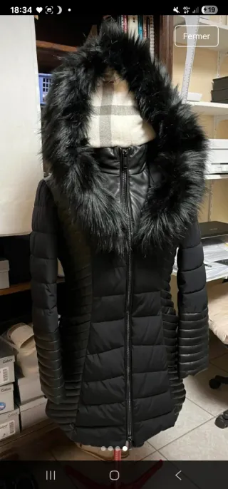 Abrigo Guess Negro con Capucha y Pelo