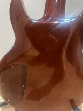 Guitarra Eléctrica Ibanez Custom AR con su funda.