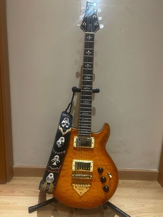 Guitarra Eléctrica Ibanez Custom AR con su funda.