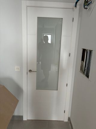 Puerta blanca nueva con cristal