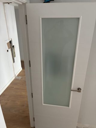Puerta blanca nueva con cristal