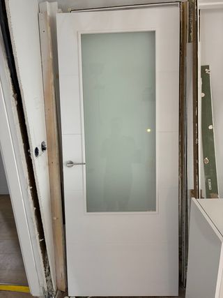 Puerta blanca nueva con cristal