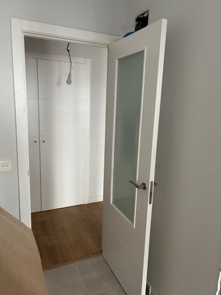 Puerta blanca nueva con cristal