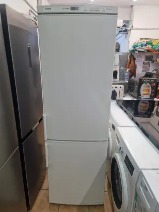 Nevera marca SIEMENS altura 1:85 cm ancho 60cm.