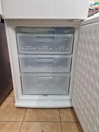 Nevera marca SIEMENS altura 1:85 cm ancho 60cm.