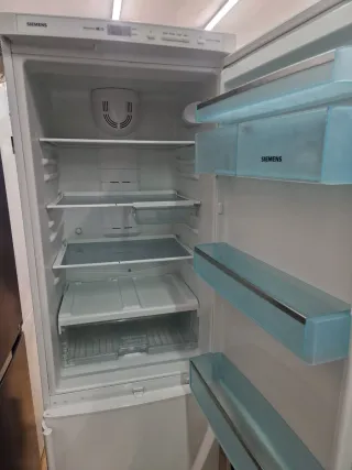 Nevera marca SIEMENS altura 1:85 cm ancho 60cm.