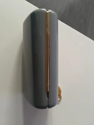 Bolso fiesta rígido gris con cadena dorada