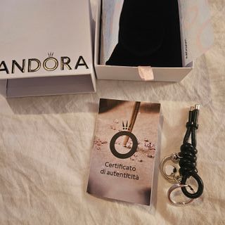 Portachiavi Pandora cordino nero e argento