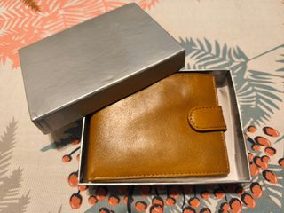 Cartera de piel mostaza