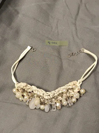 Gargantilla plateada con perlas y cristales