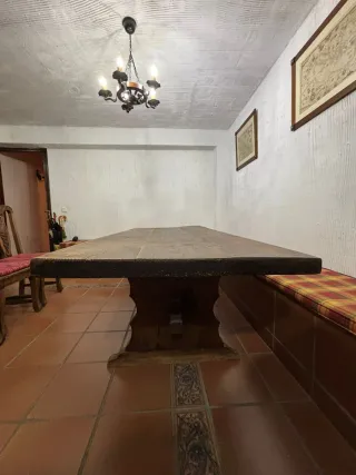 Mesa madera maciza con 4 sillas y aparador