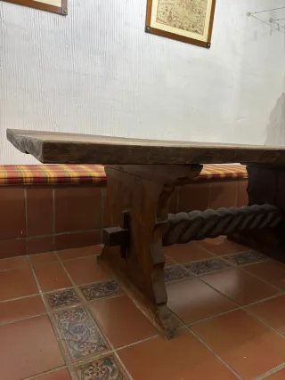 Mesa madera maciza con 4 sillas y aparador