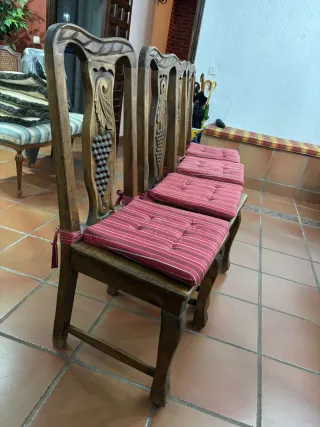 Mesa madera maciza con 4 sillas y aparador