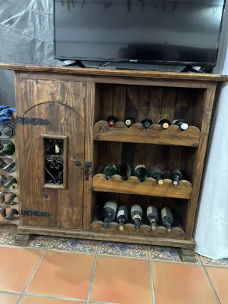 Mesa madera maciza con 4 sillas y aparador