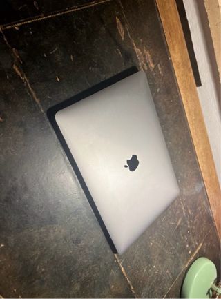 MacBook Air 13 2020 Retina + Cargador + Carcasa