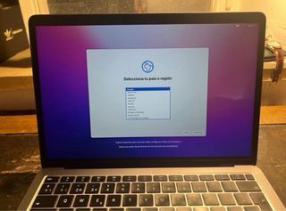 MacBook Air 13 2020 Retina + Cargador + Carcasa