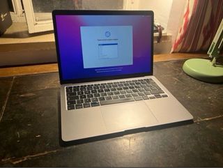 MacBook Air 13 2020 Retina + Cargador + Carcasa