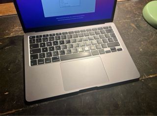 MacBook Air 13 2020 Retina + Cargador + Carcasa