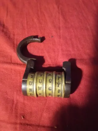 Candado antiguo de combinación