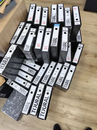 33 Archivadores Tourel Oficina. 1,50 euros cada un