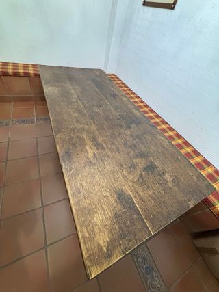 Mesa de madera maciza con 4 sillas y aparador