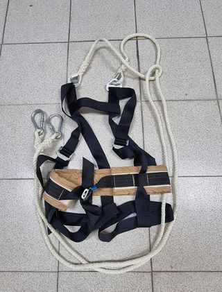 Arnés de seguridad con cuerda