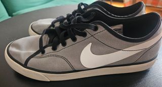 Scarpe Nike grigie, bianche e nere