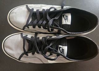 Scarpe Nike grigie, bianche e nere