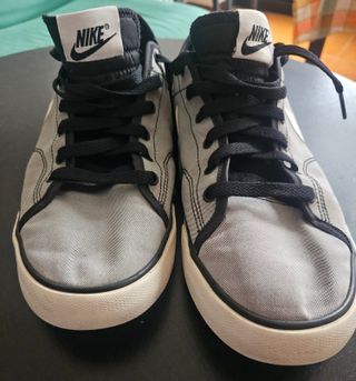 Scarpe Nike grigie, bianche e nere