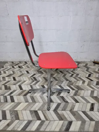 Silla roja diseño moderno
