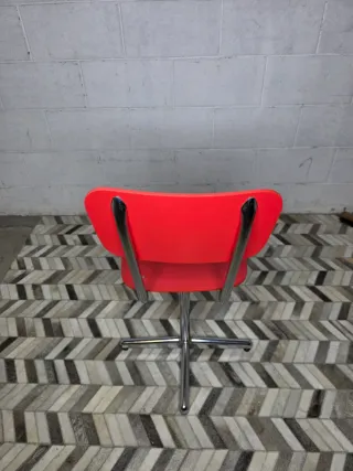 Silla roja diseño moderno