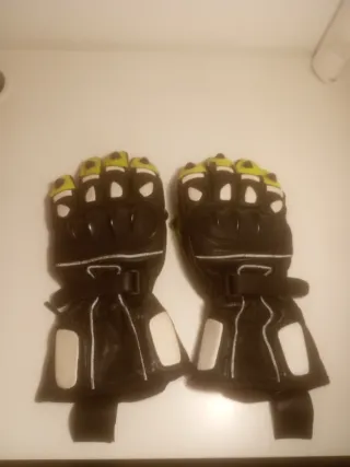 Guantes de moto negros con detalles amarillos