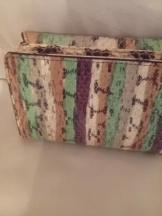 Cartera Parfois multicolor efecto piel serpiente